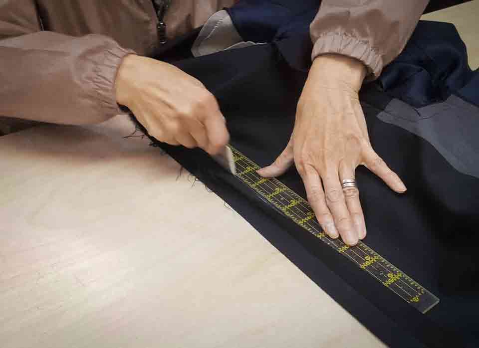 Jacket-Take-In-Side-Seamstress-Marking-Measurement