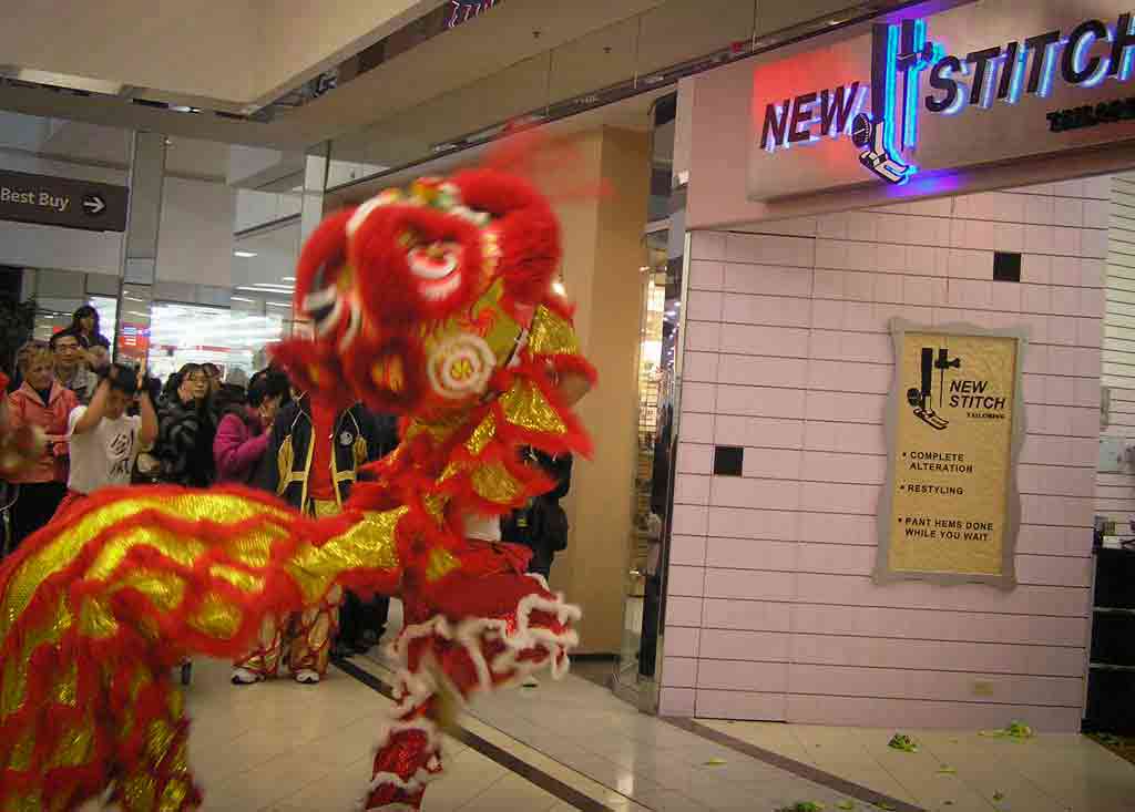 Lansdowne-Centre-2012-Chinese-New-Year-Lion-Dance